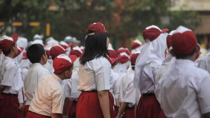 Murid SD mengikuti upacara. (kalderanews)