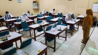 Siswa SMA menyimak pelajaran dari guru di kelas. (republikaonline)