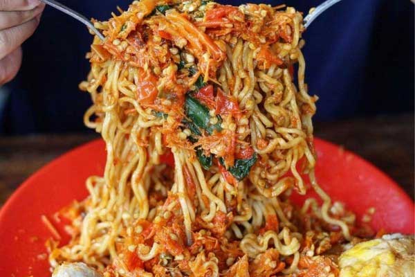 Mie instan yang diolah jadi kuliner kekinian. (IDN Times)