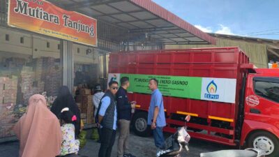 Pertamina laksanakan operasi pasar LPG 3 kilogram di Padang Panjang. (kominfo)