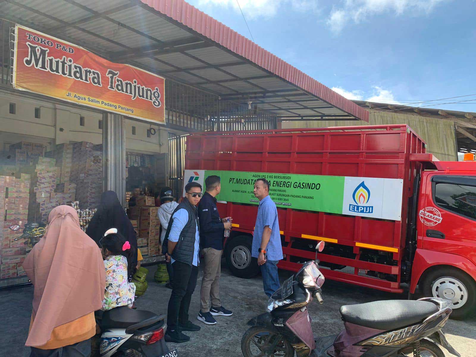 Pertamina laksanakan operasi pasar LPG 3 kilogram di Padang Panjang. (kominfo)
