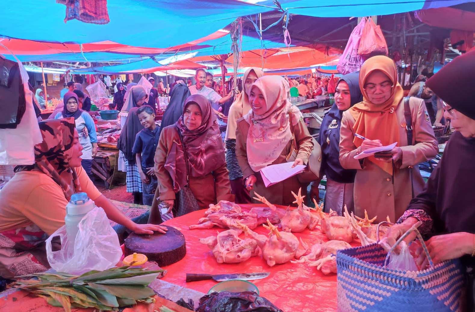 Tim terpadu pantau harga bahan pokok di Pasar Muara Panas, Kabupaten Solok.