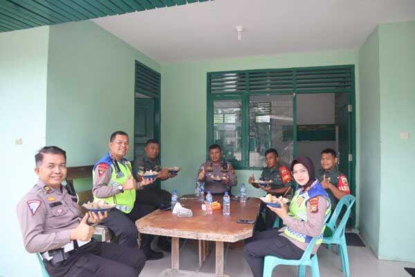 Kapolres Pelalawan dan personel Koramil 09/Langgam sarapan bersama