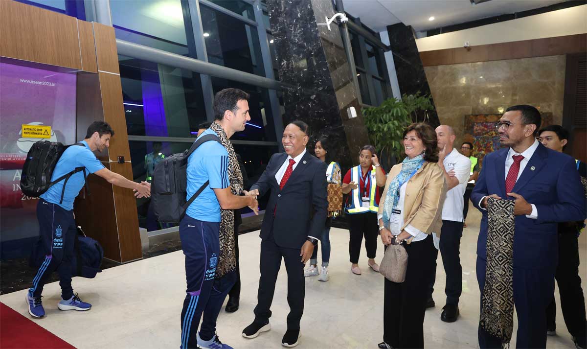Pemain tim nasional Argentina disambut petinggi PSSI di Bandara Soekarno Hatta, Cengkareng. (pssi)