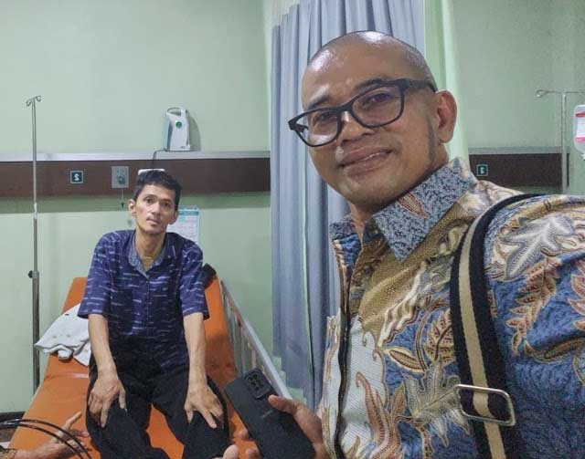 Komandan KOTI MPW Pemuda Pancasila Riau, Taufik kunjungi keluarga besar PP yang dirawat di rumah sakit.