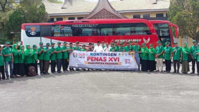 Bupati Pasaman bersama petani yang akan ikut Penas Tani di Padang