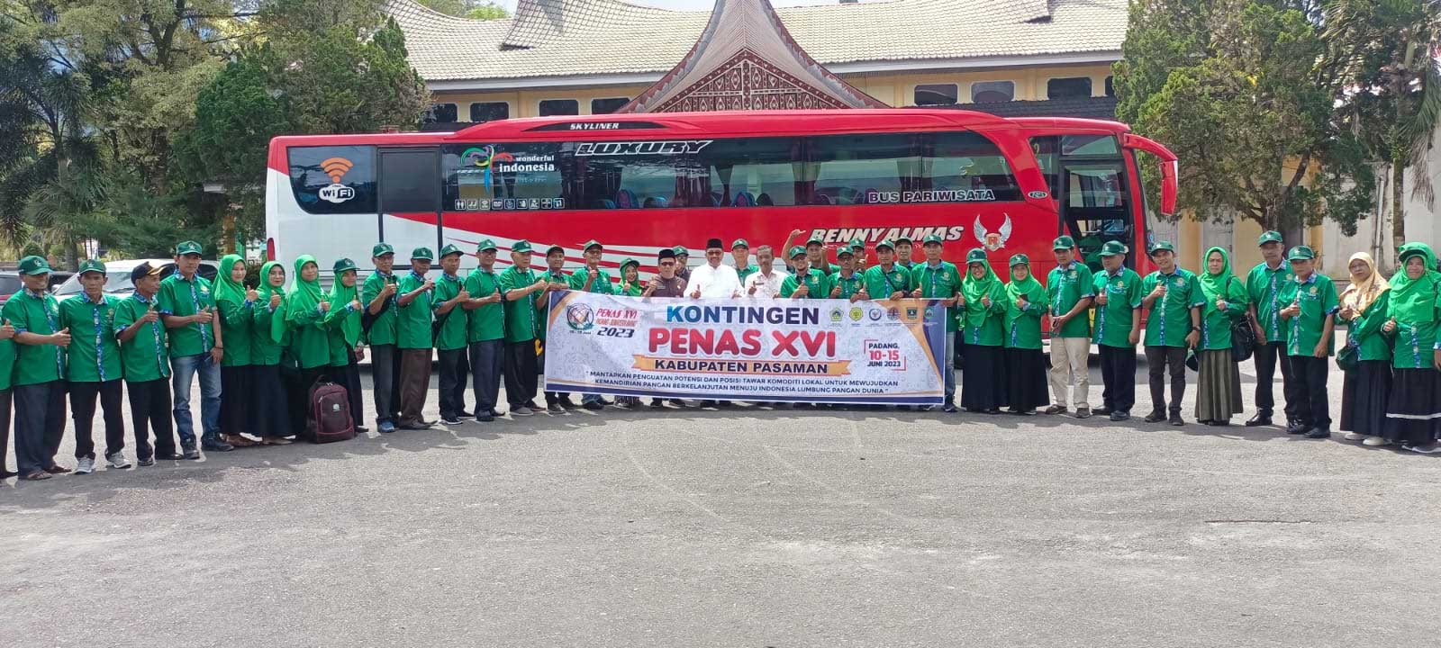Bupati Pasaman bersama petani yang akan ikut Penas Tani di Padang