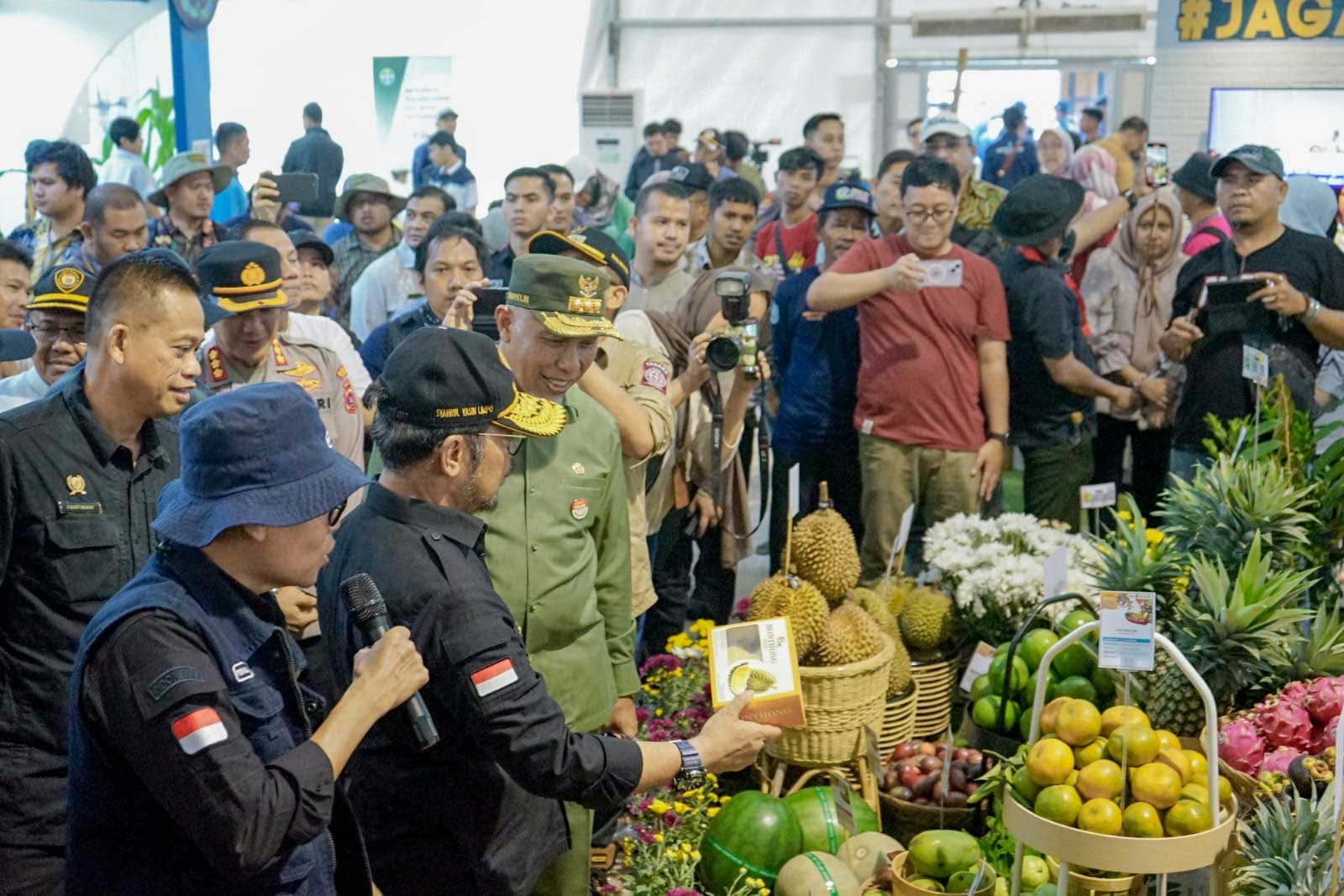 Gubernur dan Menteri Pertanian tinjau lokasi Penas Tani di Lanud Sutah Syahrir, Padang.