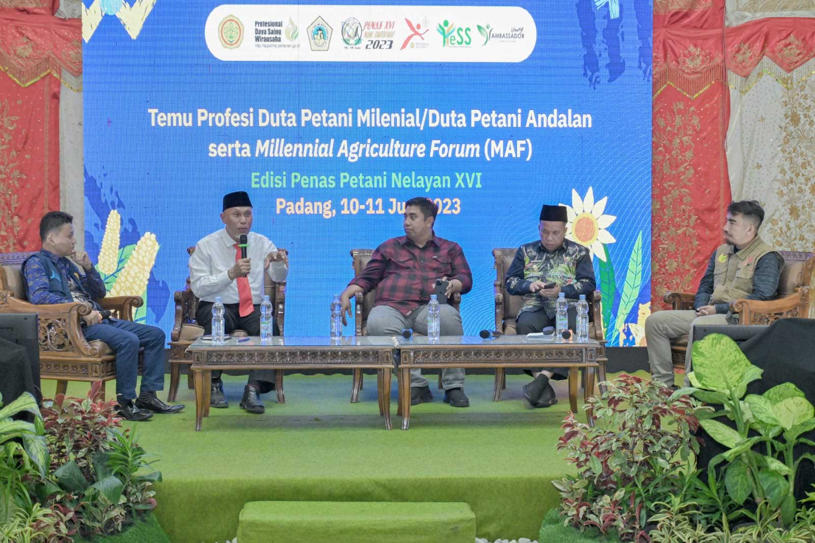 Gubernur Sumbar jadi pembicara dalam temu profesi duta petani milenial dan duta petani andalan serta milennial agriculture forum (MAF) edisi Penas Nelayan XVI di Gedung Bagindo Aziz Chan, Aia Pacah, Padang, Sabtu (10/6/2023). (pemprov)