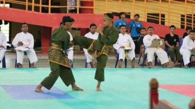 Atlet bertanding di kejurprov pencaksilat