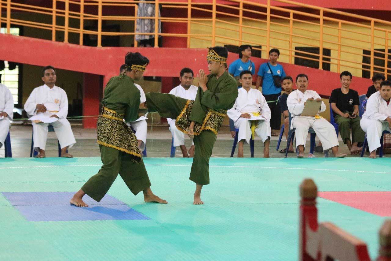 Atlet bertanding di kejurprov pencaksilat