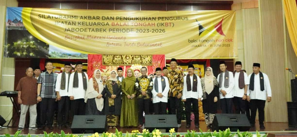 Bupati Tanah Datar foto bersama dengan perantau yang tergabung dalam IKBT Jabodetabek. (Prokopim)