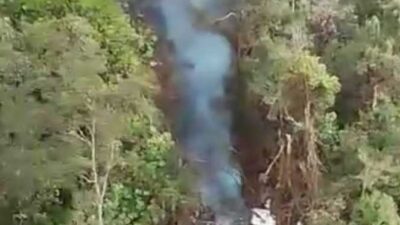 Pesawat jatuh di pegunungan