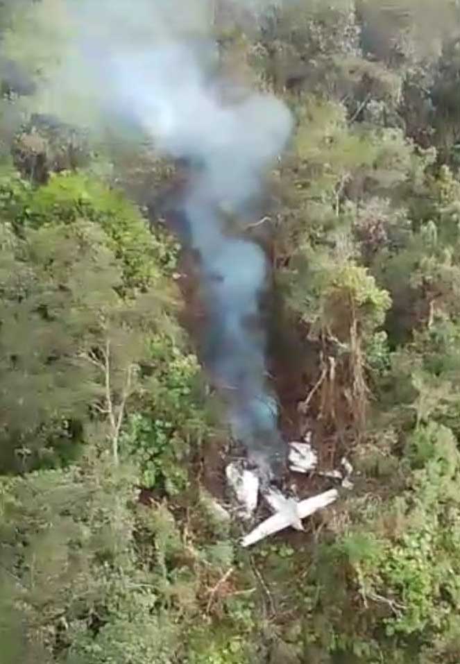 Pesawat jatuh di pegunungan