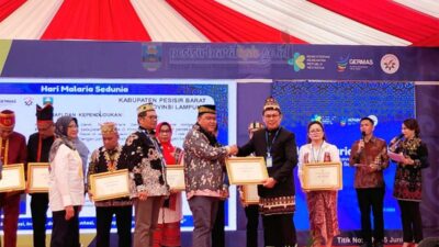 Direktur Jenderal Pencegahan dan Pengendalian Penyakit, Maxi Rein Rondonuwu menyerahkan Sertifikat Eliminasi Malaria kepada Pesisir Barat