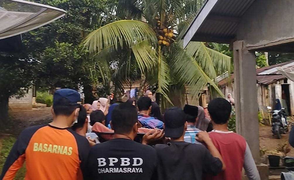 Petugas gabungan bersama masyarakat antar korban tenggelam ke rumahnya.