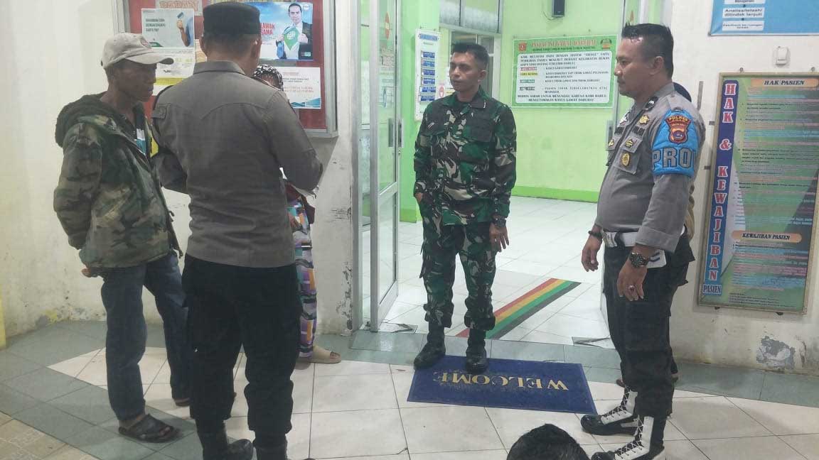 Petugas memantau perkembangan kesehatan warga yang rumahnya tersambar petir.