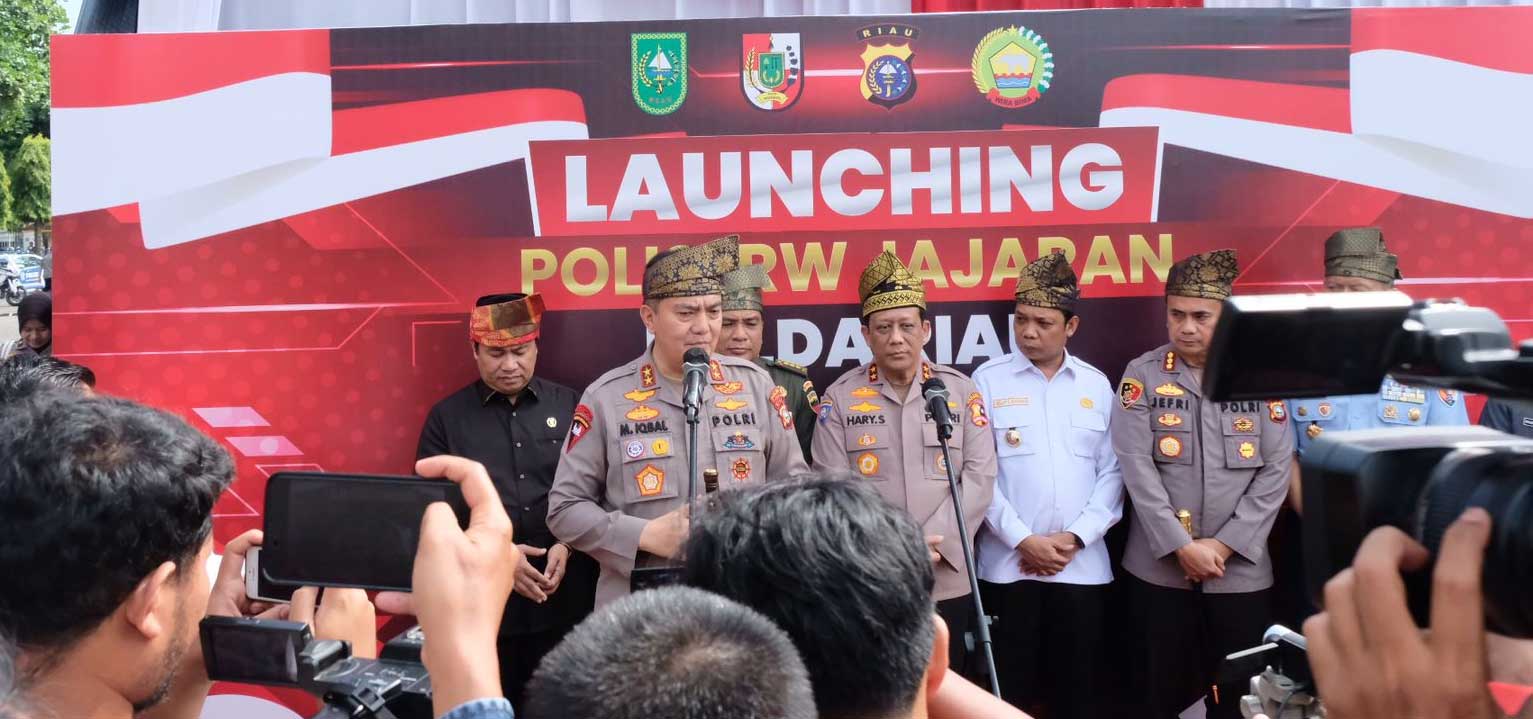 Kapolda Riau berikan keterangan pers.