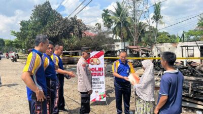 Penyerahan bantuan pada korban kebakaran