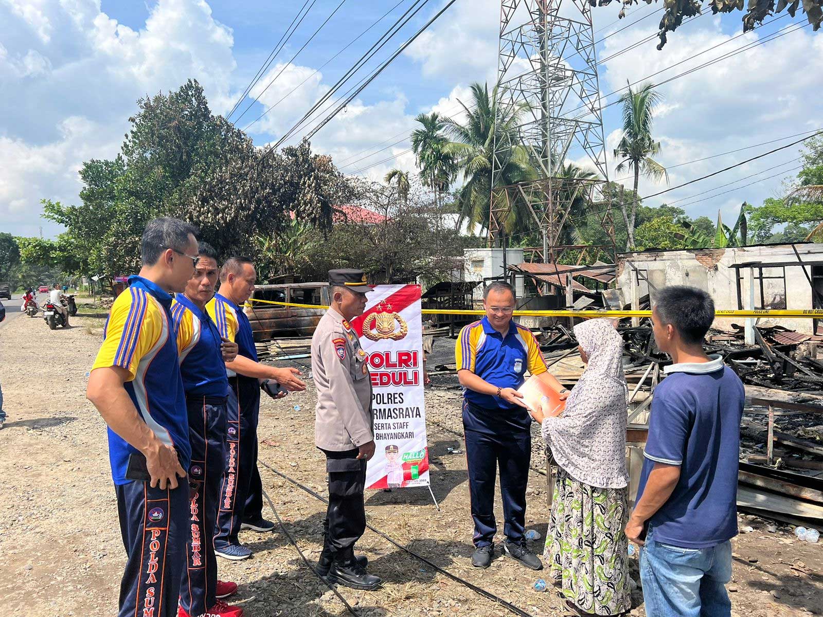 Penyerahan bantuan pada korban kebakaran