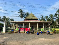 Sambut HUT Polri, Personel Polres Dharmasraya Bersihkan Masjid Nurul Mukhlisin