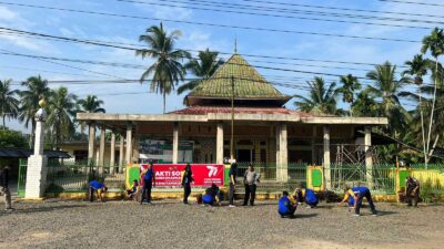 Sambut HUT Polri, Personel Polres Dharmasraya Bersihkan Masjid Nurul Mukhlisin