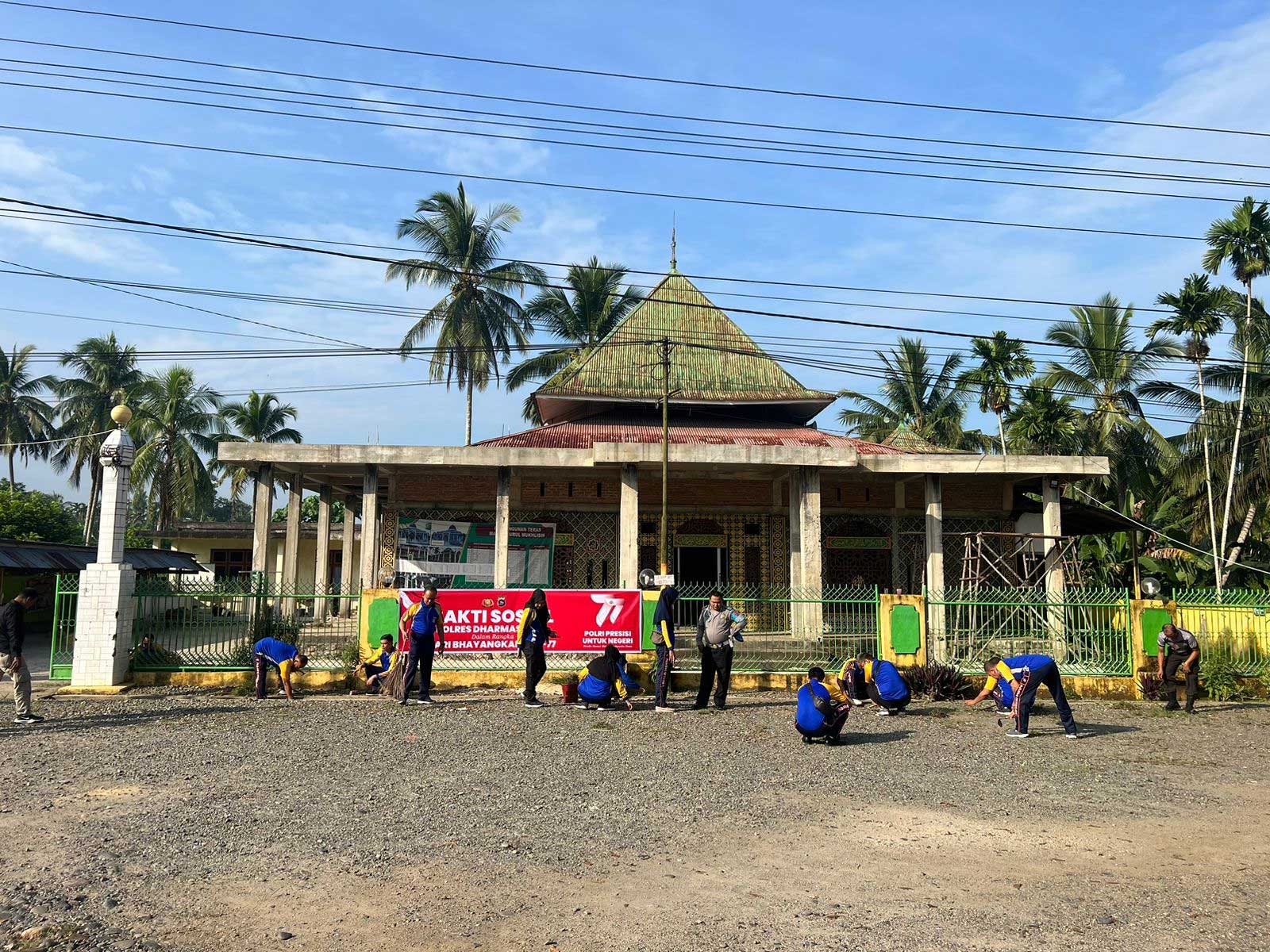Personel Polres Dharmasraya bersihkan Masjid Nurul Mukhlisin
