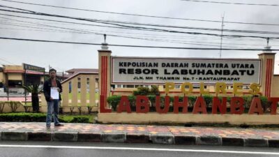 Usai melapor, berfoto di depan Mapolres Labuhanbatu