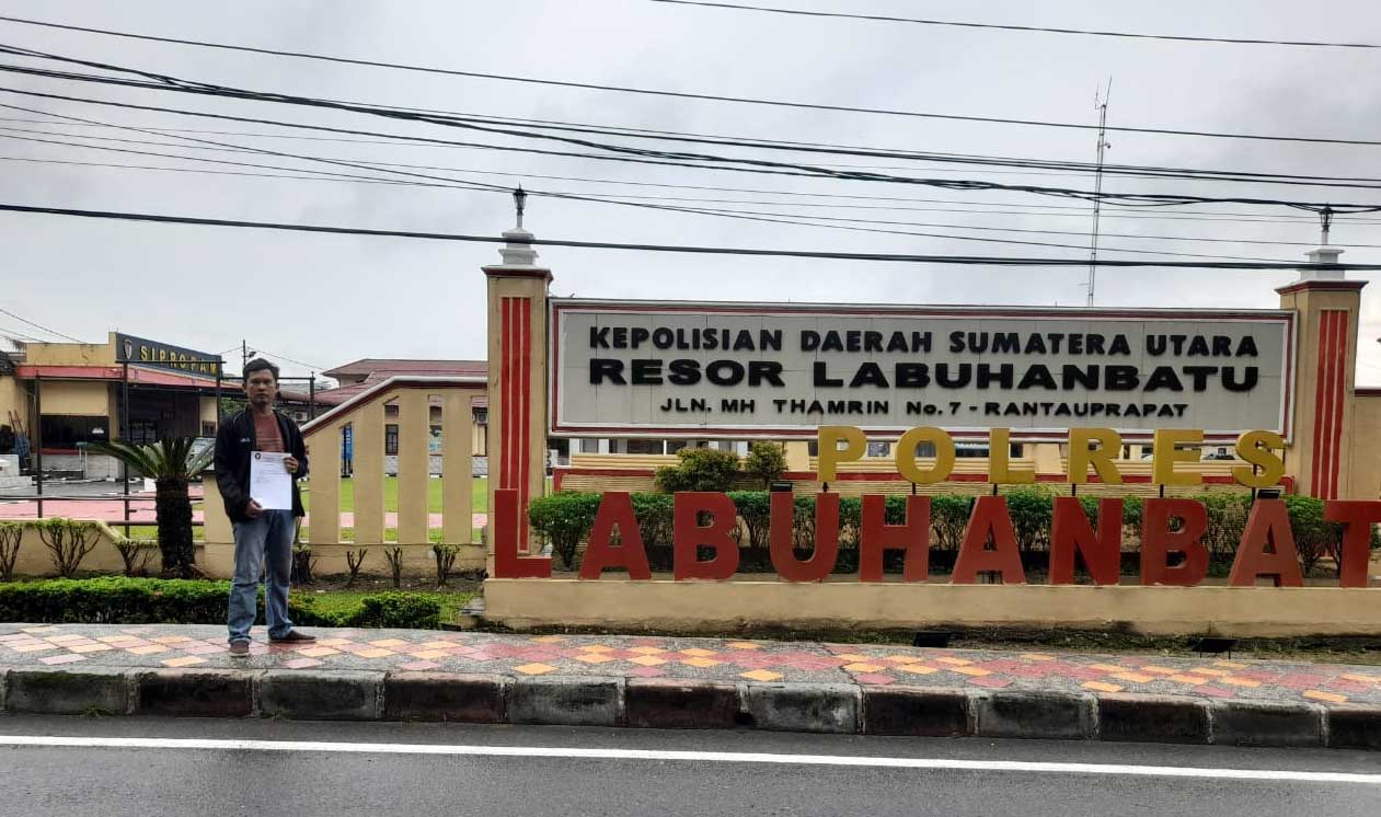 Usai melapor, berfoto di depan Mapolres Labuhanbatu