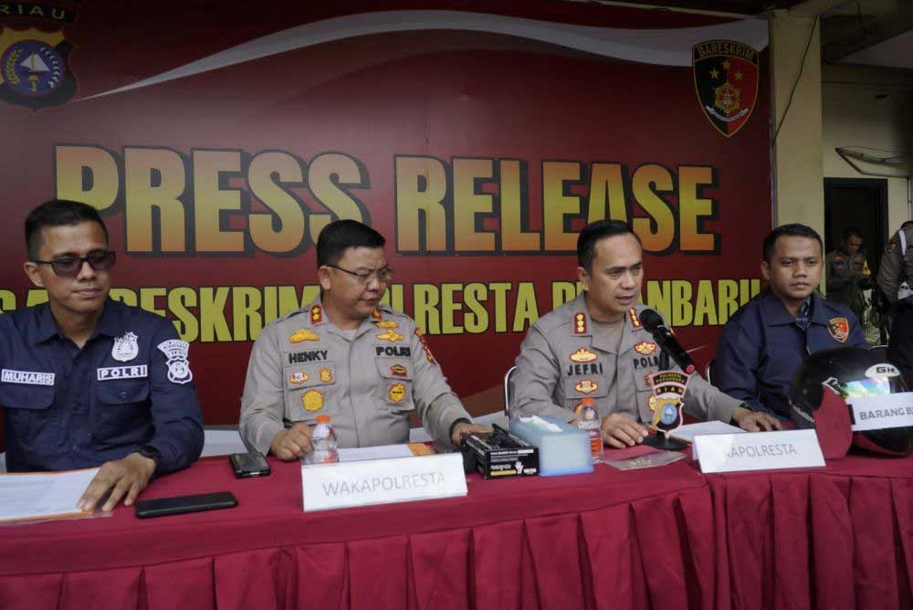 Kapolresta Pekanbaru berikan keterangan pers. (riau.go.id)