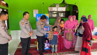 Kapolsek serahkan bantuan pendidikan pada pelajar.