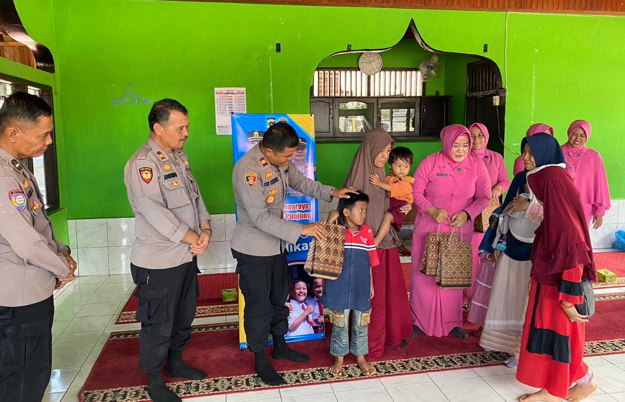 Kapolsek serahkan bantuan pendidikan pada pelajar.