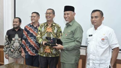 Foto bersama usai penandatanganan antara PT Pos dengan Pemprov Sumbar. (pemprov)