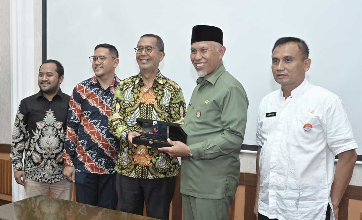 Foto bersama usai penandatanganan antara PT Pos dengan Pemprov Sumbar. (pemprov)