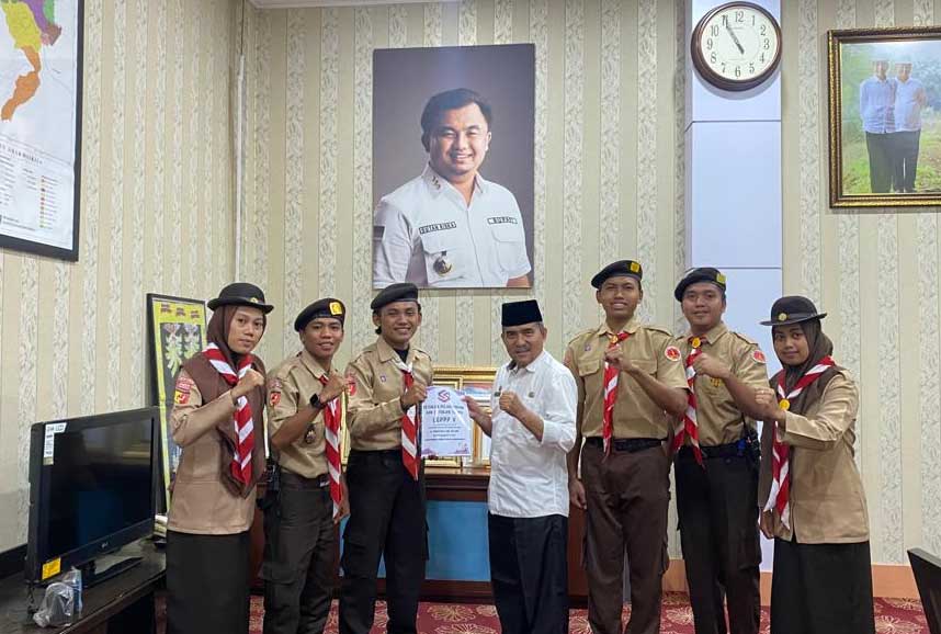Pengurus pramuka bersama Sekda Dharmasraya