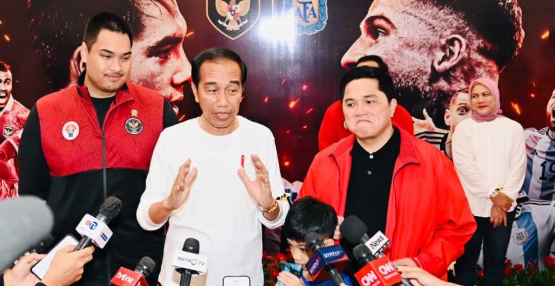Presiden Joko Widodo menyampaikan keterangannya kepada awak media di Stadion Utama Gelora Bung Karno, Jakarta, Senin (19/6/2023) usai laga Indonesia dengan Argentina. (Biro Pers Presiden)