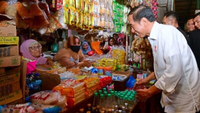 Presiden Joko Widodo meninjau aktivitas pedagang di Pasar Tohaga Parung dan Pasar Parungpung, Kabupaten Bogor, Jawa Barat, Rabu (21/6/2023). (presidenri.go.id)