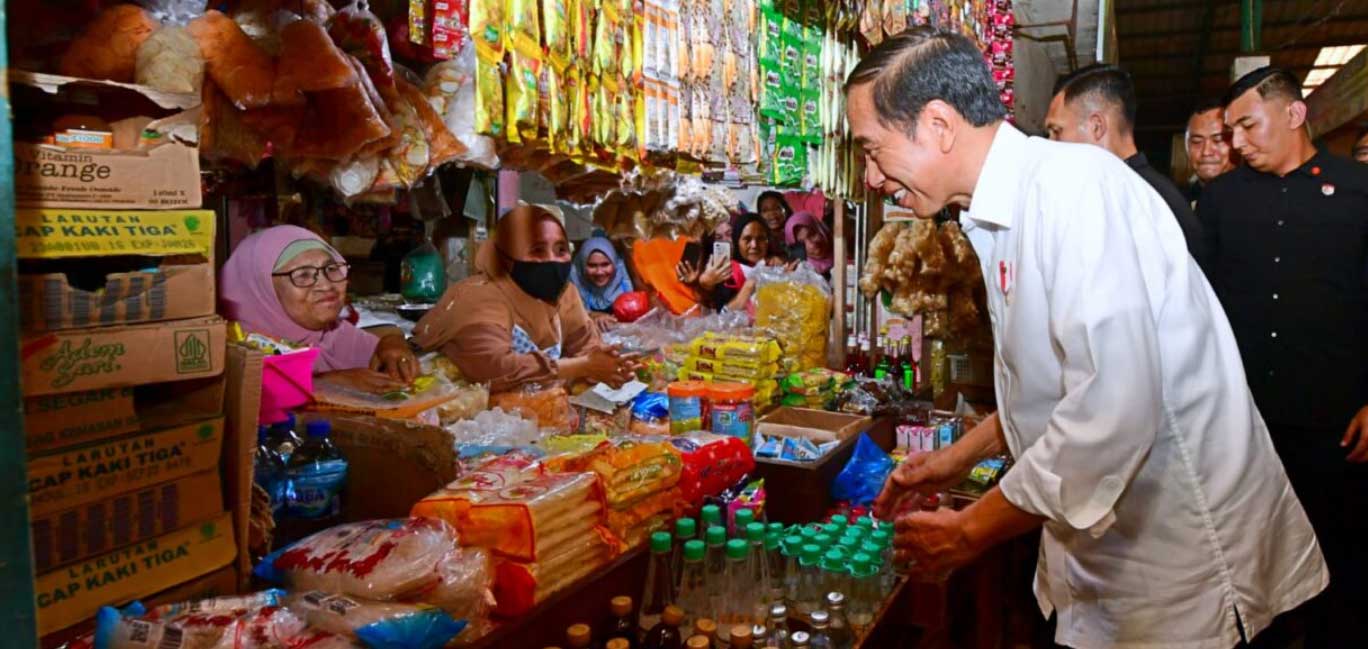 Presiden Joko Widodo meninjau aktivitas pedagang di Pasar Tohaga Parung dan Pasar Parungpung, Kabupaten Bogor, Jawa Barat, Rabu (21/6/2023). (presidenri.go.id)