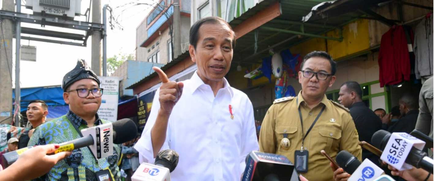 Presiden Joko Widodo menyampaikan keterangannya di hadapan awak media usai meninjau Pasar Parungpung, Kabupaten Bogor, Jawa Barat, Rabu (21/6/2023). (presidenri.go.id)