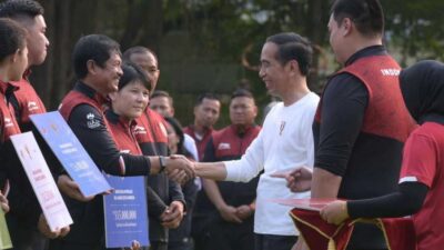 Presiden Joko Widodo serahkan bonus pada pelatih timnas, Indra Sjafri. (pssi)