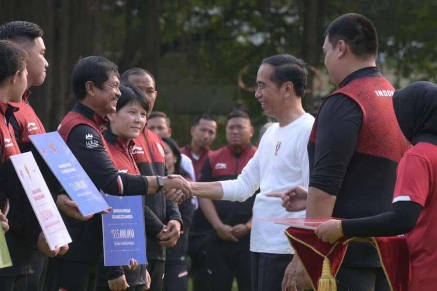 Presiden Joko Widodo serahkan bonus pada pelatih timnas, Indra Sjafri. (pssi)