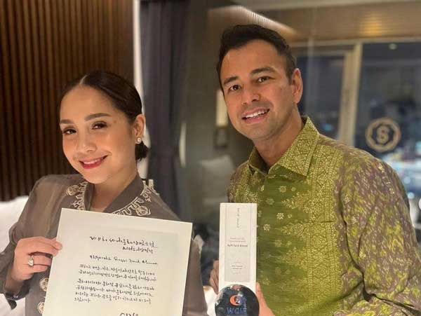 Raffi Ahmad dan Nagita Slavina perlihatkan penghargaan yang didapatkan