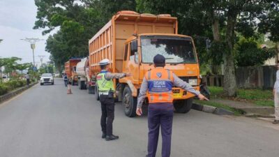 Petugas gabungan adakan razia terhadap kendaraan yang melebihi tonas. (riau.go.id)