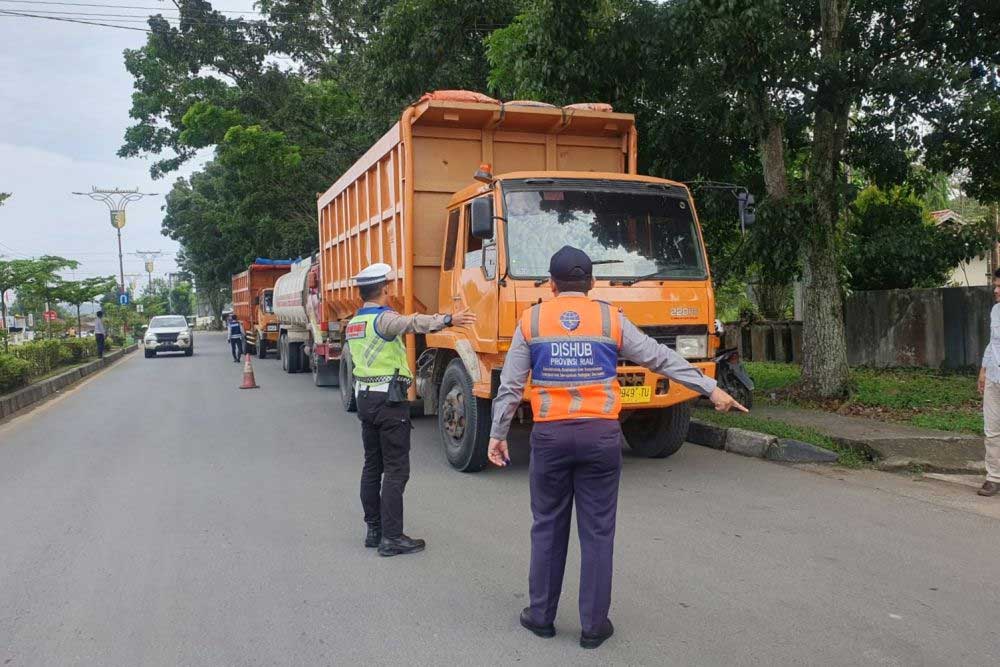 Petugas gabungan adakan razia terhadap kendaraan yang melebihi tonas. (riau.go.id)