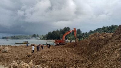 Aktivitas penimbunan pantai di Desa Miga, Gunungsitoli, Kepulauan Nias.