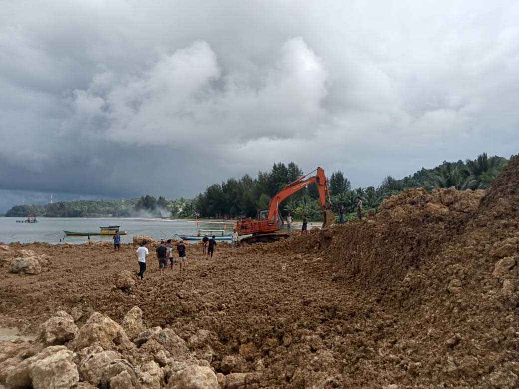 Aktivitas penimbunan pantai di Desa Miga, Gunungsitoli, Kepulauan Nias.