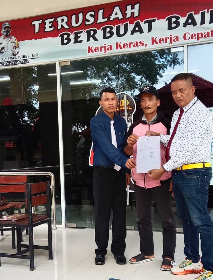Korban dan kuasa hukum perlihatkan bukti laporan ke Polda Sumut