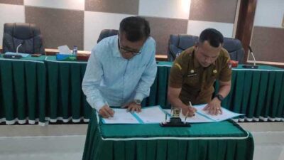 Wakil Rektor I Unand, Prof. Mansyurdin dan Kepala Badan Kepegawaian dan Pengembangan Sumber Daya Manusia (BKPSDM) Payakumbuh, Ifon Satria Chan tanda tangani perjanjian kerjasama.