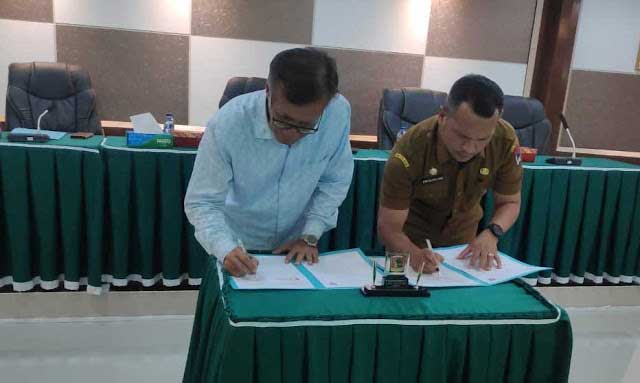 Wakil Rektor I Unand, Prof. Mansyurdin dan Kepala Badan Kepegawaian dan Pengembangan Sumber Daya Manusia (BKPSDM) Payakumbuh, Ifon Satria Chan tanda tangani perjanjian kerjasama.