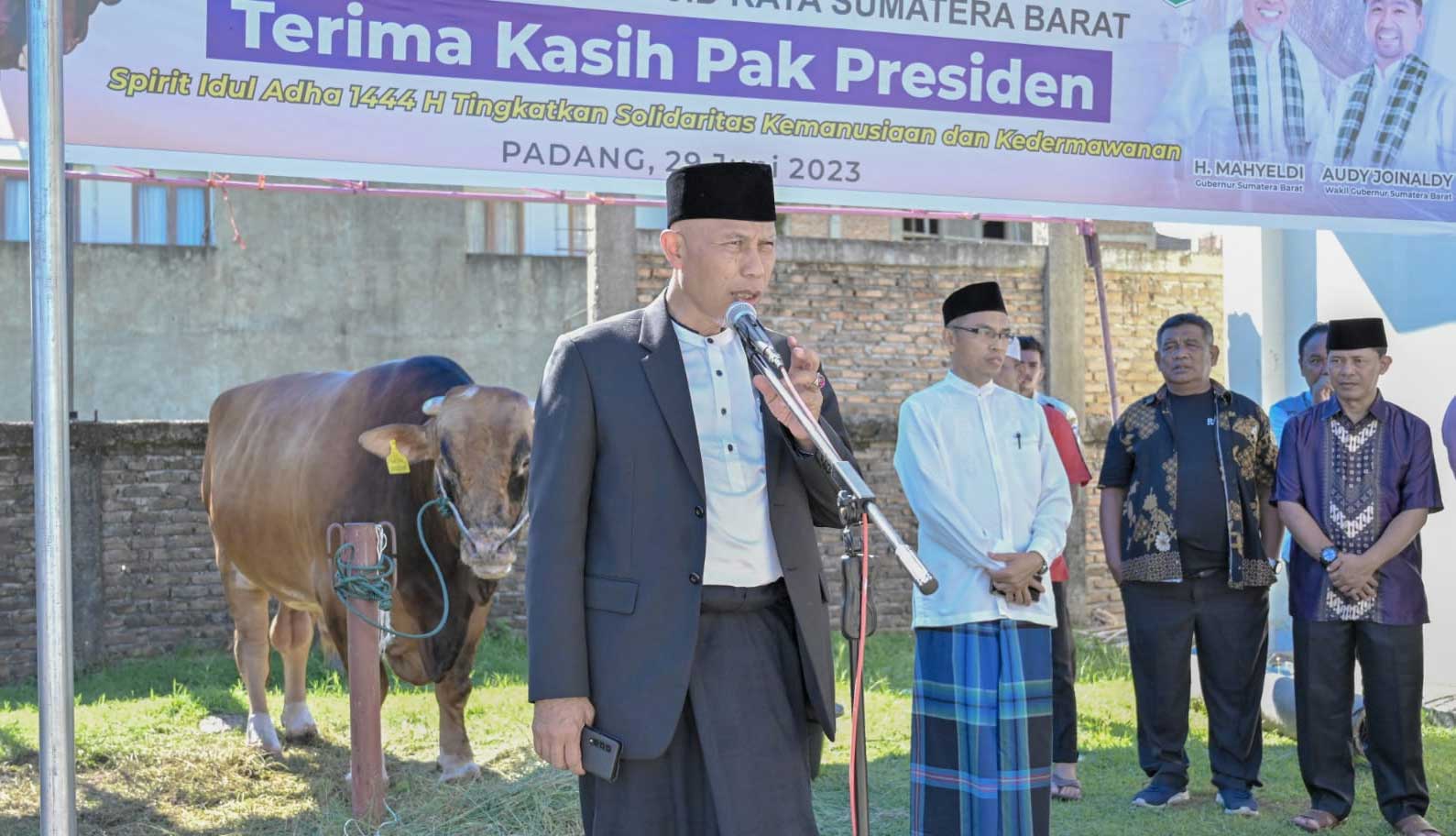 Gubernur Mahyeldi serahkan sapi kurban dari Presiden Joko Widodo di Masjid Raya Sumbar